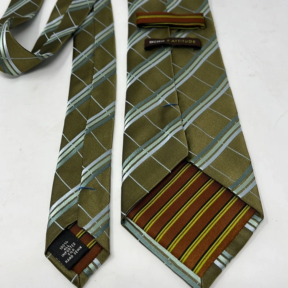 BCBG Attitude 100% silk tie Green Blue